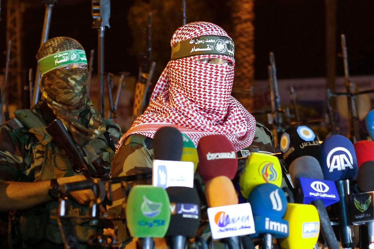 Abu Obeida (right), spokesman for the armed wing of Hamas, the Ezzedine al-Qassam Brigades, delivers a statement in Gaza City on July 8, 2015.   AFP-Yonhap