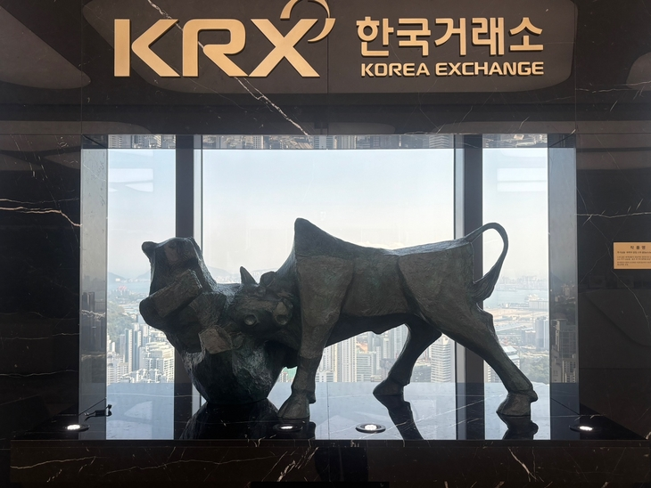 한국거래소는 오는 10일 시그니엘 호텔에서 국제파생상품협회(FIA)와 ‘FIA 포럼 : 부산 2025’를 개최한다. 사진은 부산국제금융센터(BIFC) 내 한국거래소 본사에 설치된 소와 곰 조형물. 홍윤 기자