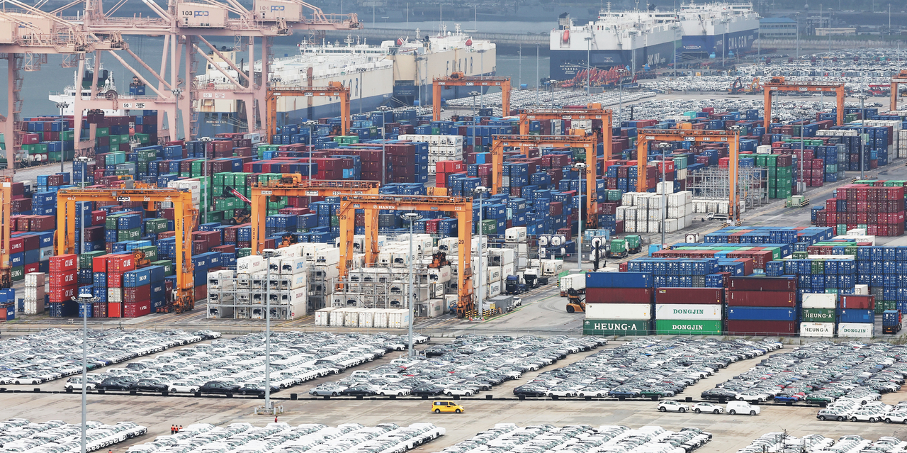 Containers stacked at Pyeongtaek Port, Gyeonggi Province, on August 26. (Yonhap)