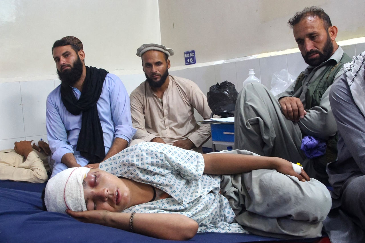 An injured Afghan boy (bottom) receives treatment at a hospital after an earthquake in Afghanistan's Jalalabad on Monday.   AFP-Yonhap