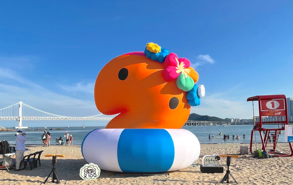 부산 광안리해수욕장에 세워진 ‘무도리 에어벌룬’. [쿠팡플레이 제공]