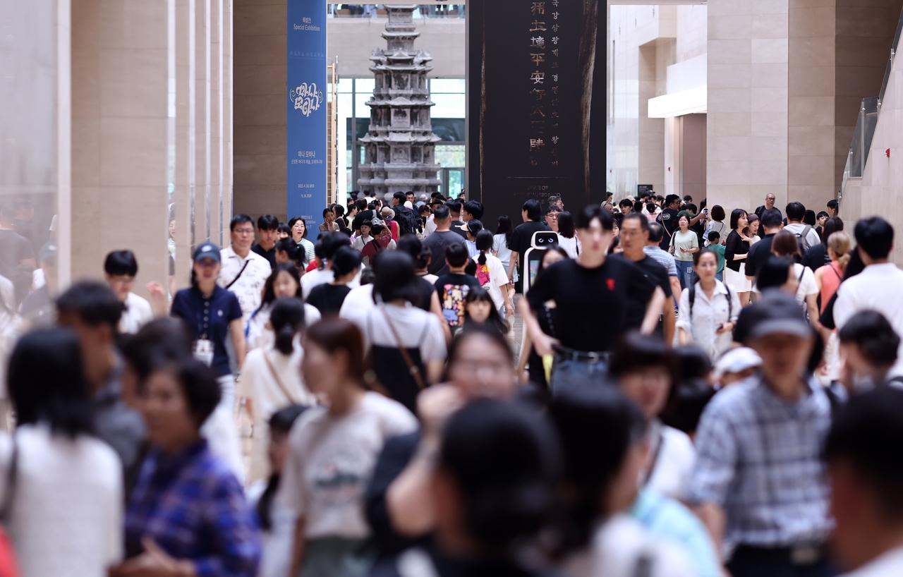 Visitors fill the corridors of the National Museum of Korea in Seoul on Aug. 1. The museum reported 694,552 visitors in July, more than double the 338,868 recorded in the same period last year. (Yonhap)