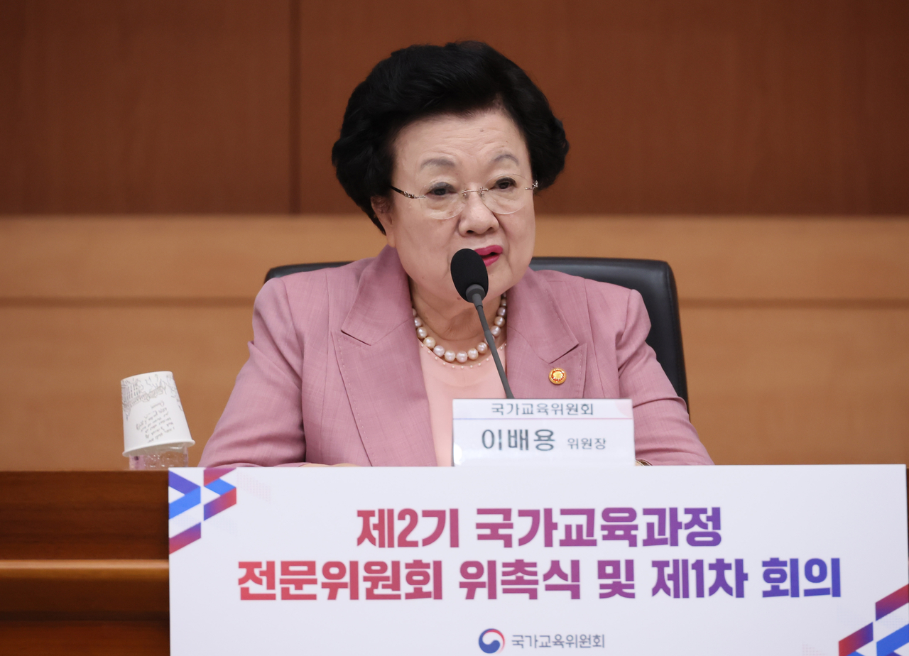 Lee Bae-yong, chief of the presidential National Education Commission  (Yonhap)