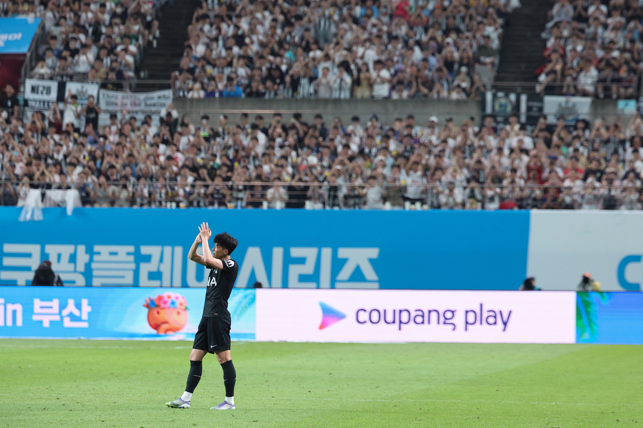 일본 npb 토토사이트 선수가 지난달 3일 서울월드컵경기장에서 열린 2025 쿠팡플레이 시리즈 토트넘 홋스퍼-뉴캐슬 유나이티드 친선경기에서 관중에게 박수를 보내고 있다. <연합뉴스>