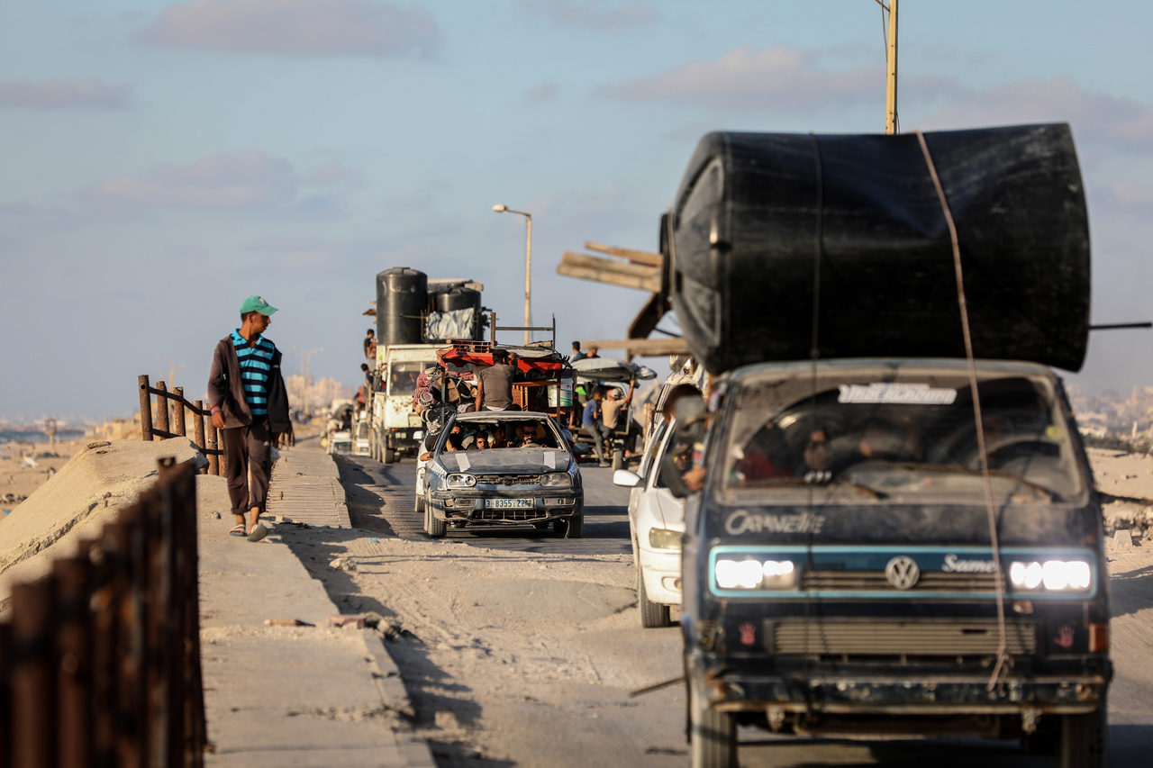 Palestinians flee from the north of the Gaza Strip, Sunday. (Xinhua-Yonhap)