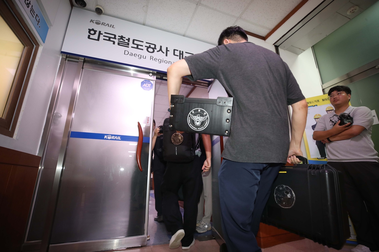 Police officers on Monday enter the Daegu office of Korea Railroad Corp. during a raid related to last month’s fatal train accident in Cheongdo, southeastern South Korea, which killed two maintenance workers and injured five others. (Yonhap)