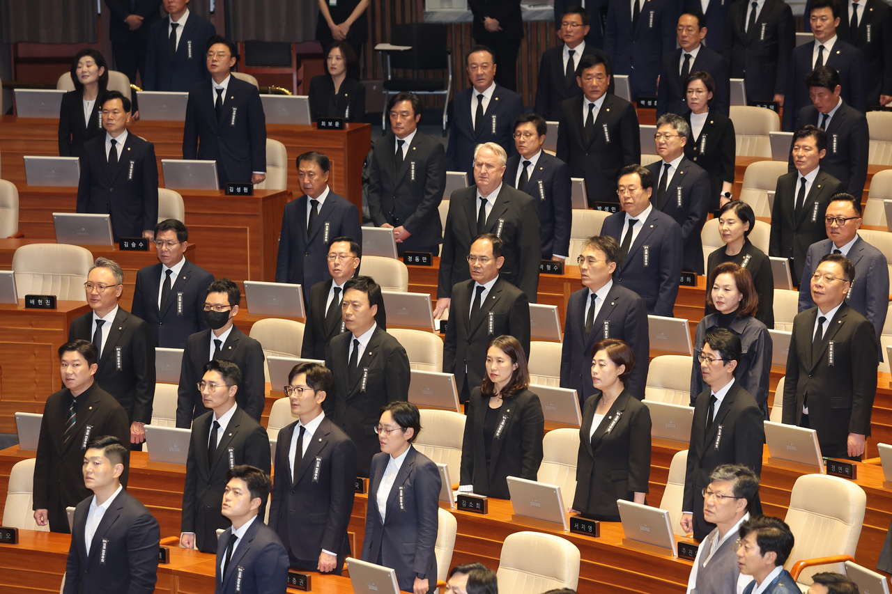 Lawmakers from the opposition People Power Party, dressed in black suits and wearing black ribbons symbolizing mourning, attend the opening ceremony of the regular National Assembly session at the National Assembly in Yeouido, Seoul, Monday. (Yonhap)