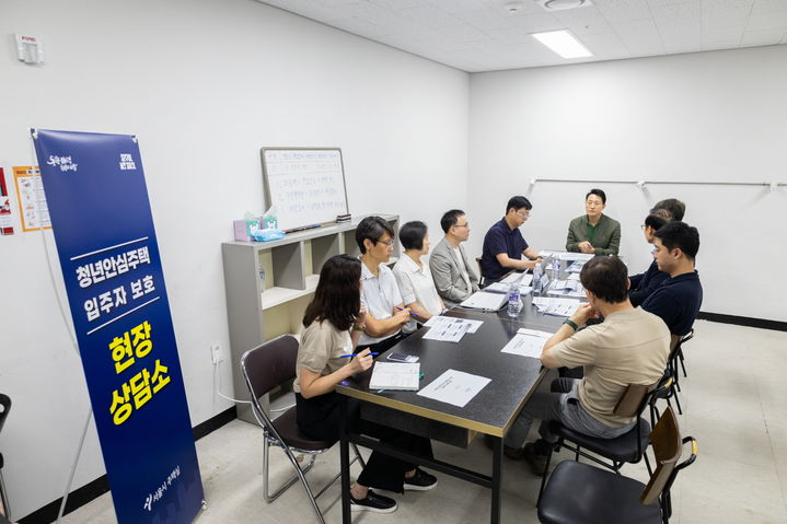 오세훈 서울시장이 지난달 24일 오전 잠실센트럴파크에 마련된 ‘토토사이트 즐벳 입주자 보호 주말 현장상담소’를 방문해 최근 발생한 토토사이트 즐벳 강제경매 등의 사태를 점검하고, 상담소 운영상황을 확인하고 있다.  [서울시 제공]
