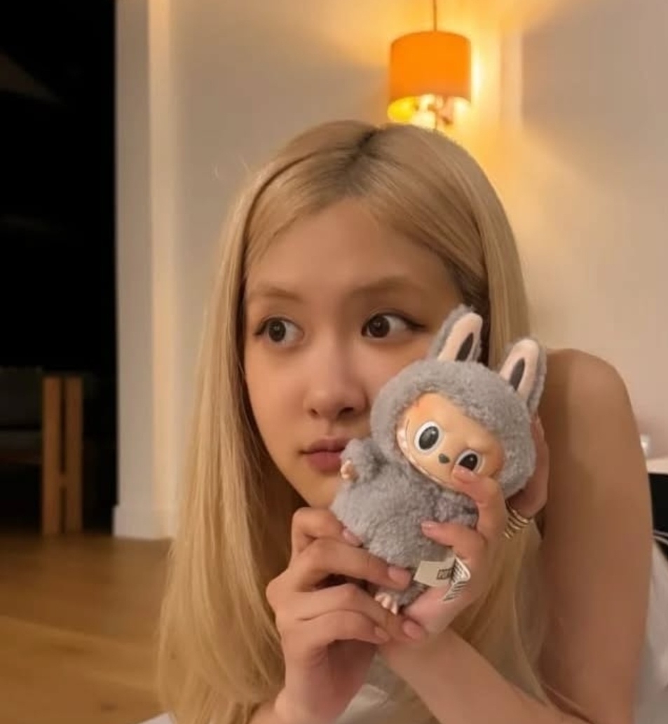 로제가 라부부 인형을 들고 있는 모습. [로제 인스타그램 캡처]
