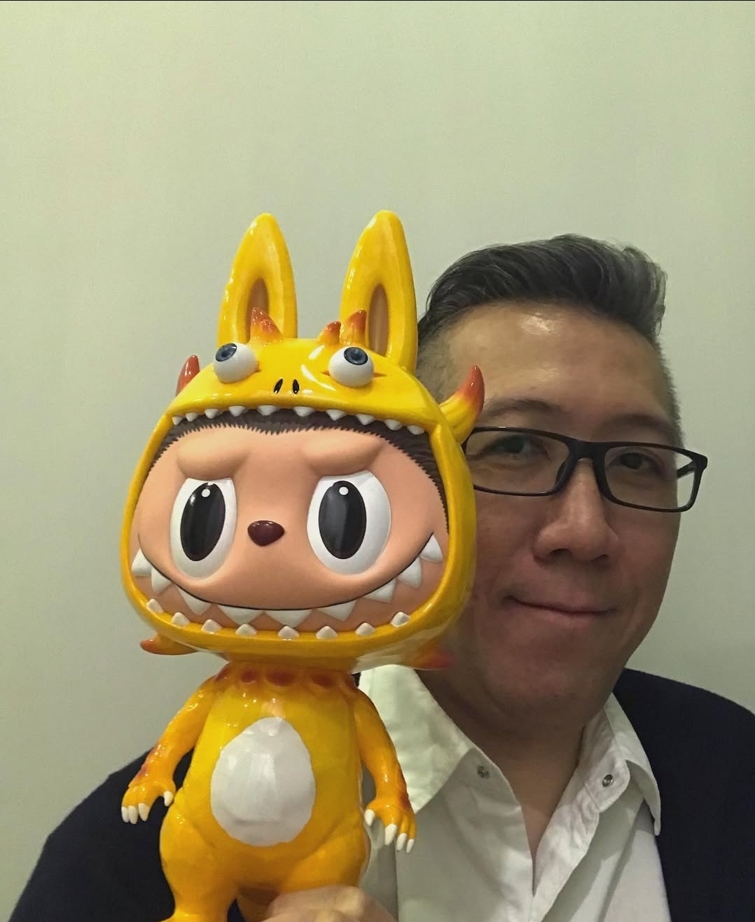 홍콩 일러스트레이터 카싱 렁이 자신이 만든 라부부 인형을 얼굴 앞에 들어올리면서 인증한 모습. [카싱 렁 인스타그램 캡처]