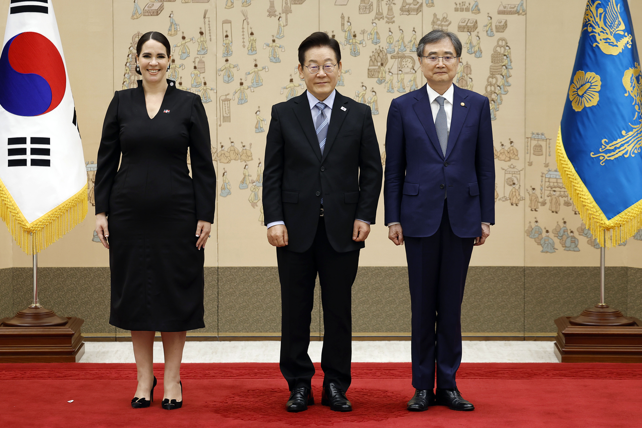 New Dominican Republic Ambassador to Korea Angie Shakira Martinez Tejera (first from left)  poses for a photo with President Lee Jae Myung (center) and Foreign Minister Cho Hyun in the presidential office in Yongsan, Seoul, Tuesday. (Yonhap)