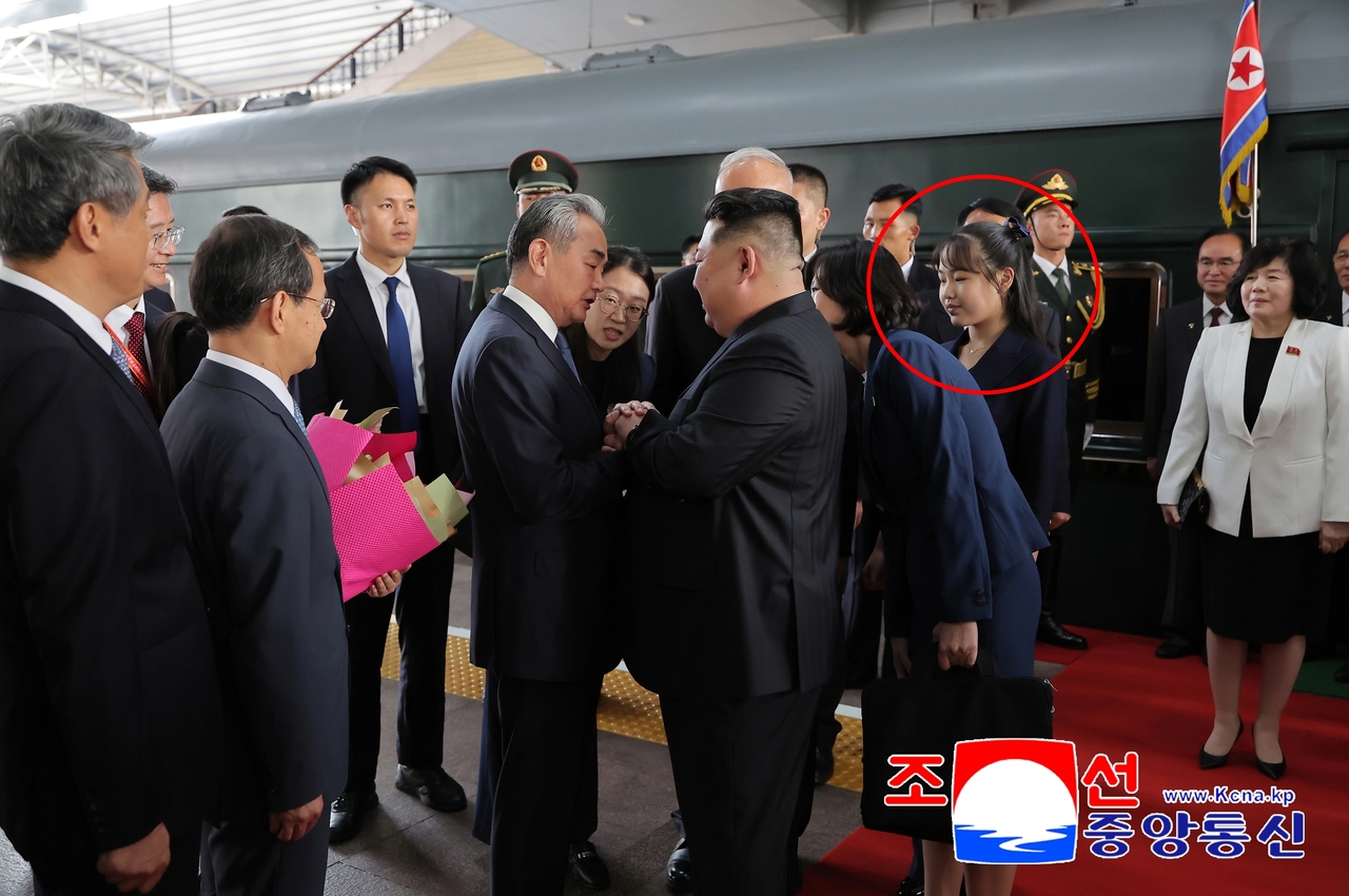 North Korean leader Kim Jong-un arrives in Beijing at 4 p.m. Tuesday, according to the state-run Korean Central News Agency. Photos released by KCNA show his daughter Ju-ae (circled in red) accompanying him, along with party secretary Jo Yong-won, Premier Kim Tok-hun and Foreign Minister Choe Son-hui. (Yonhap)