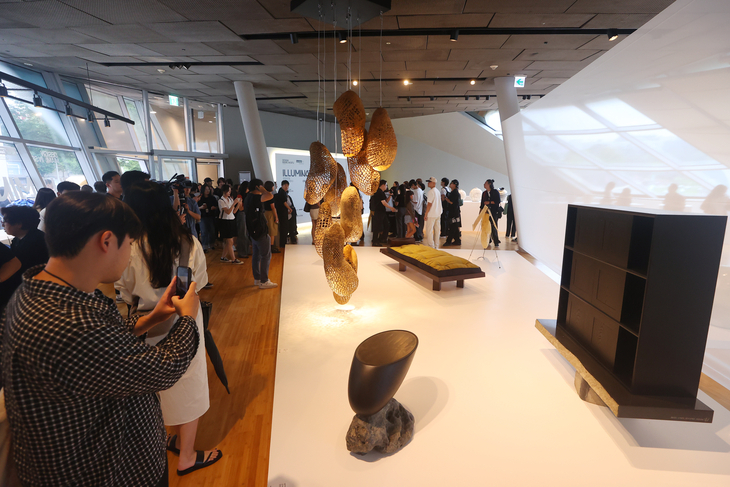 Visitors view works displayed at "Illuminated: A Spotlight on Korean Design," Design Miami's inaugural Asian exhibition, held at Dongdaemun Design Plaza's Yigansumun Exhibition Hall in Seoul, Monday. (Yonhap)