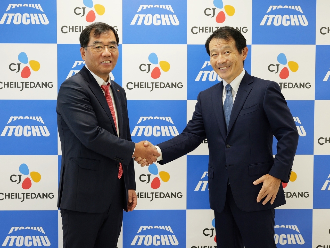 CJ CheilJedang Vice Chairman Kang Sin-ho (left) shakes hands with Itochu's Food Company President Shuichi Miyamoto during a signing ceremony in Japan on Tuesday. (CJ CheilJedang)