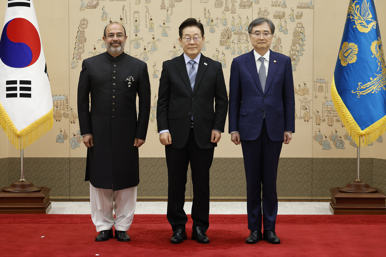 New Pakistani Ambassador to South Korea Syed Moazzam Shah (left) poses for a photo with President Lee Jae Myung (center)  and Foreign Minister Cho Hyun in the presidential office in Yongsan, Seoul,  Tuesday. (Yonhap)
