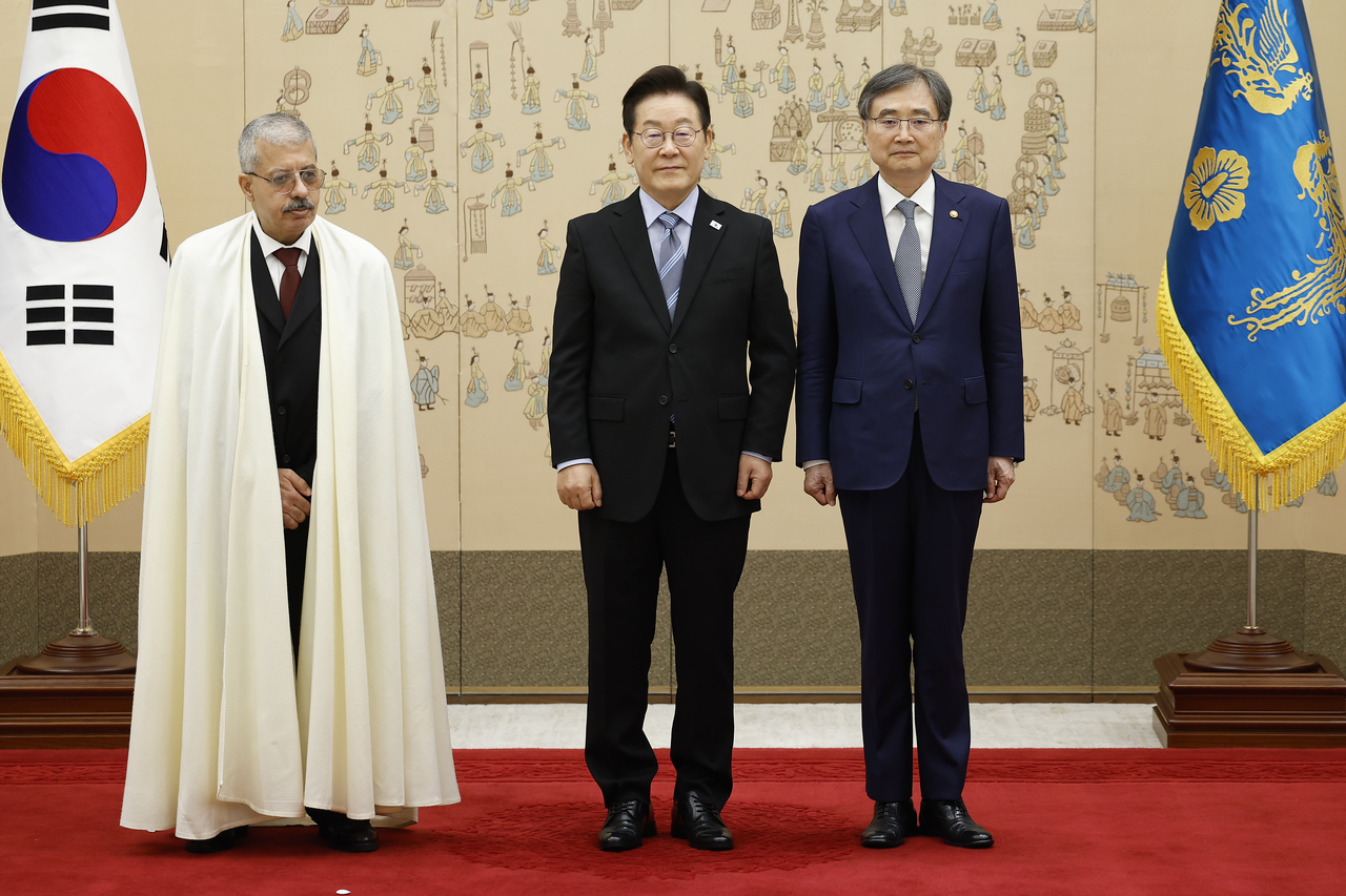 New Algerian Ambassador to South Korea Lyes Nait Tighilt  (left) poses for a photo with President Lee Jae Myung (center) and Foreign Minister Cho Hyun in the presidential office in Yongsan, Seoul, Tuesday. (Yonhap)