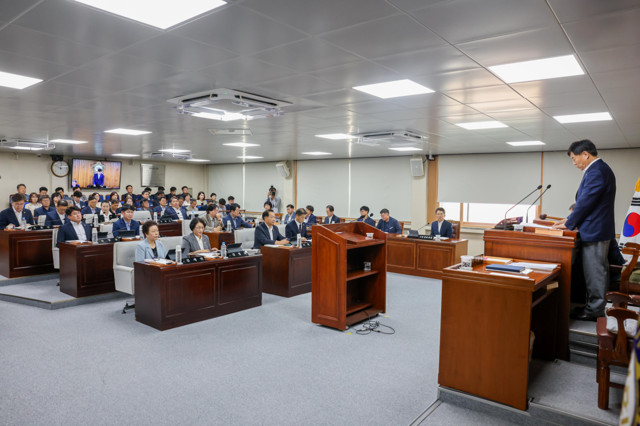 영주시의회가 2일부터 9일까지 제295회 임시회에 돌입했다. 사진은 김병기 의장이 1차본회의 개회를 선언하고 있는 모습 [영주시의회 제공]