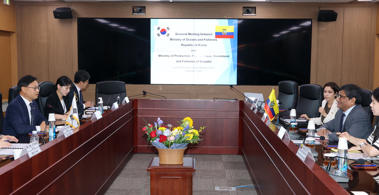 Vice Minister of Oceans and Fisheries Kim Seong-beom talks with Ecuador’s Minister of Production, Trade, Investment, and Fisheries Luis Alberto Jaramillo Granja at the Ministry’s conference room in the Sejong Government Complex on Monday. (Yonhap)