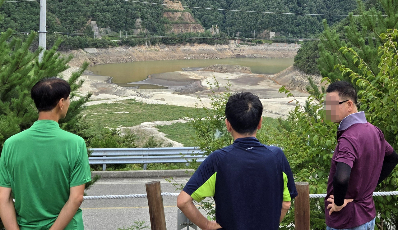 Citizens of Gangneung observe the Obong Reservoir, which supplies nearly 87 percent of the city’s household water, on Monday. As of Tuesday afternoon, the reservoir's water storage levels fell to 14.2 percent, a record low. (Yonhap)