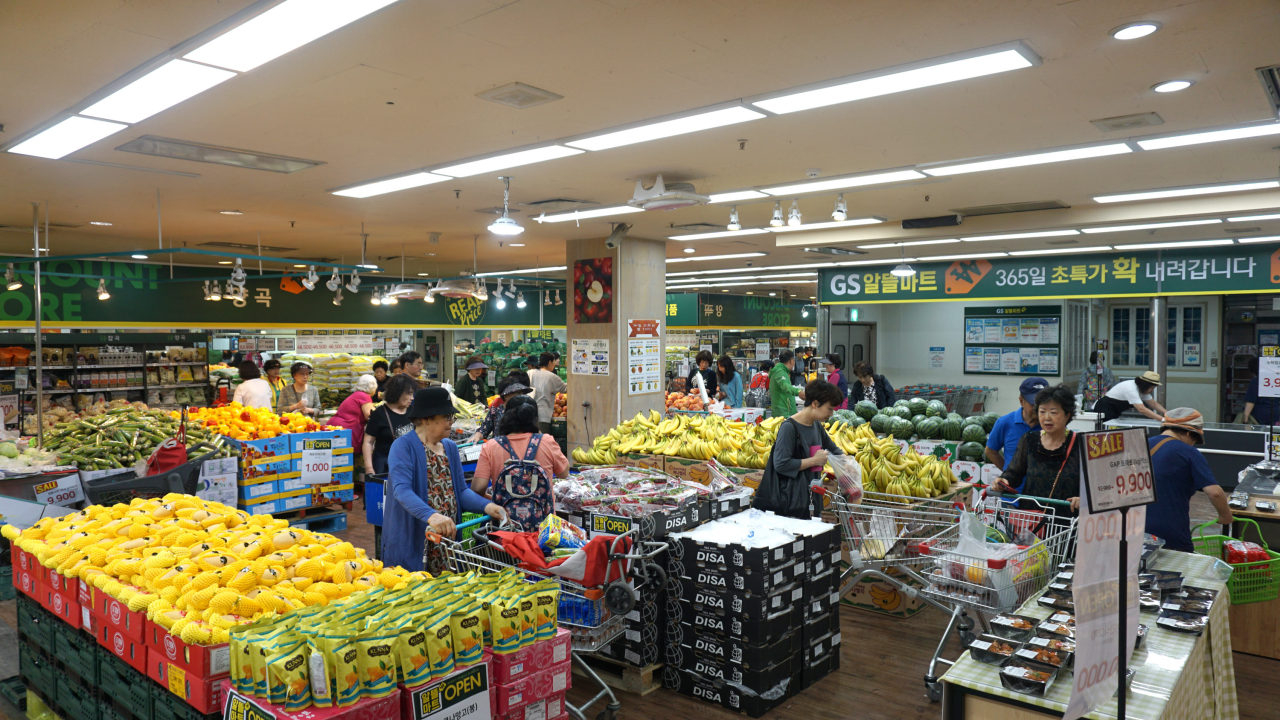 This May 21,2015, file photo shows a supermarket in South Korea. (Yonhap)