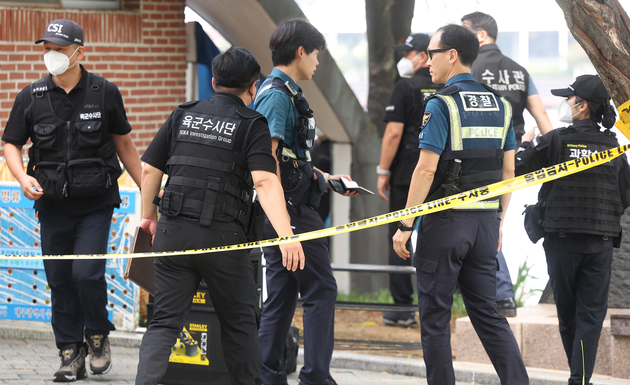 A serving Army captain was found dead from a gunshot wound near Suseong Lake in Suseong District, Daegu, as the Army Criminal Investigation Command and police forensic teams conduct an on-site investigation on Tuesday. (Yonhap)