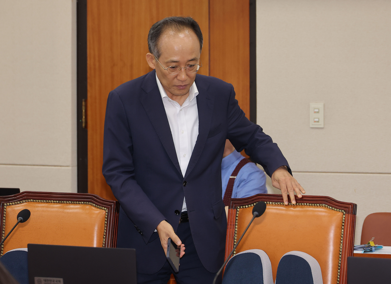Rep. Choo Kyung-ho of the People Power Party attends a parliamentary committee meeting at the National Assembly on Aug. 21. (Yonhap)