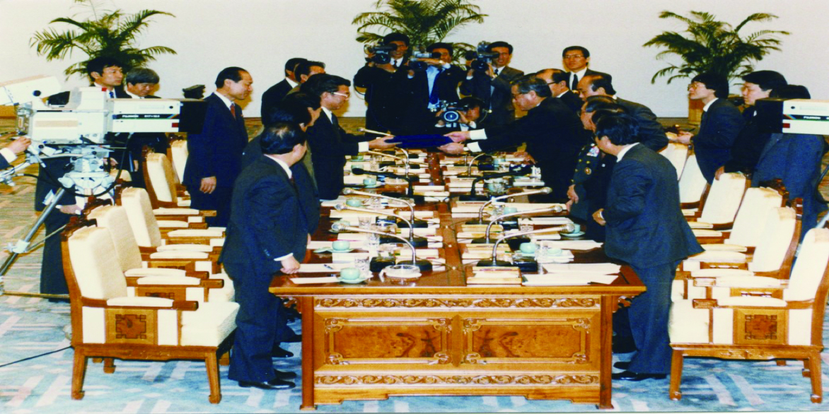 1991년 제5차 남북고위급 회담을 앞두고 토토사이트 대도시은 핵무기 등 대량살상무기를 포함한 화학무기까지 제거하자는 요구를 해오기도 했다. 1991년 12월 서울 워커힐 호텔에서 개최된 남북고위급회담 당시 모습. [통일부 제공]
