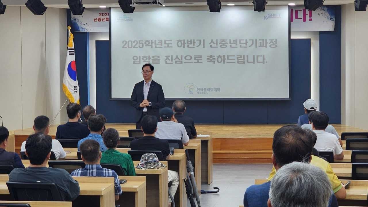 김문수 영주 폴리텍 학장직무대리가 입학식에서 인사말을 하고 있다[영주 폴리텍 제공]