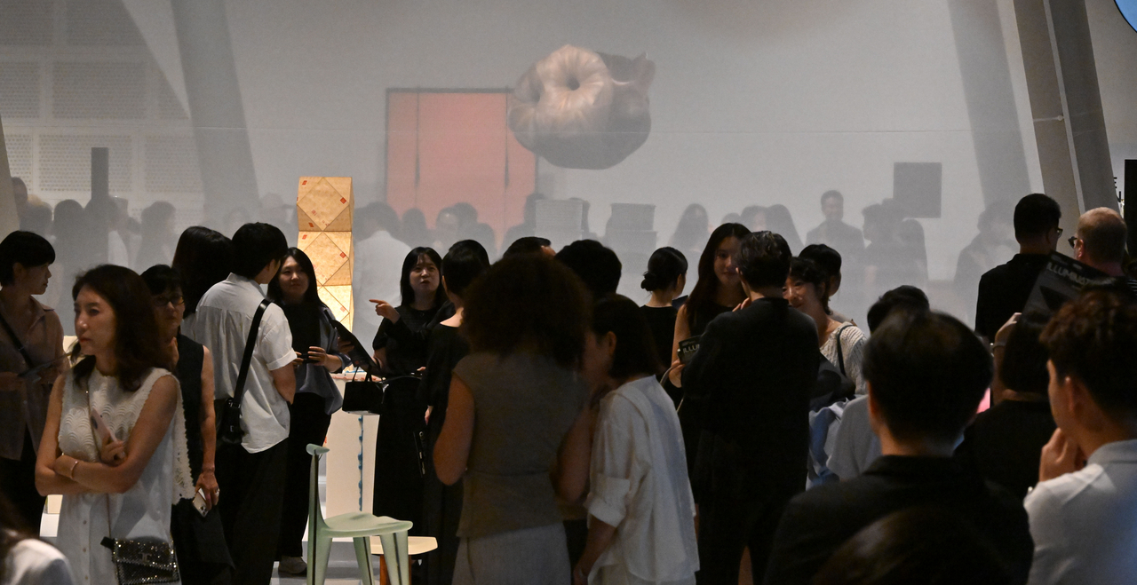Visitors view works during the opening reception for Design Miami.In Situ: Seoul at the Yigansumun Exhibition Hall in Dongdaemun Design Plaza, Seoul, Monday. (Im Se-jun/The Korea Herald)