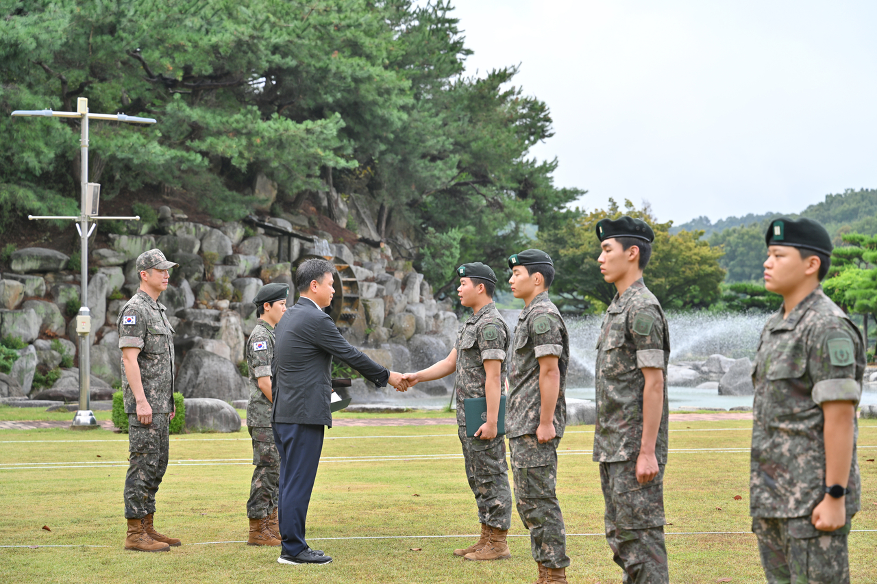 2일 경북전문대학교가 2학기를 맞아 RNTC 후보생과 교직원 등 70여 명이 참석한 가운데 국기게양식 행사를 가졌다.[경북전문대 제공]