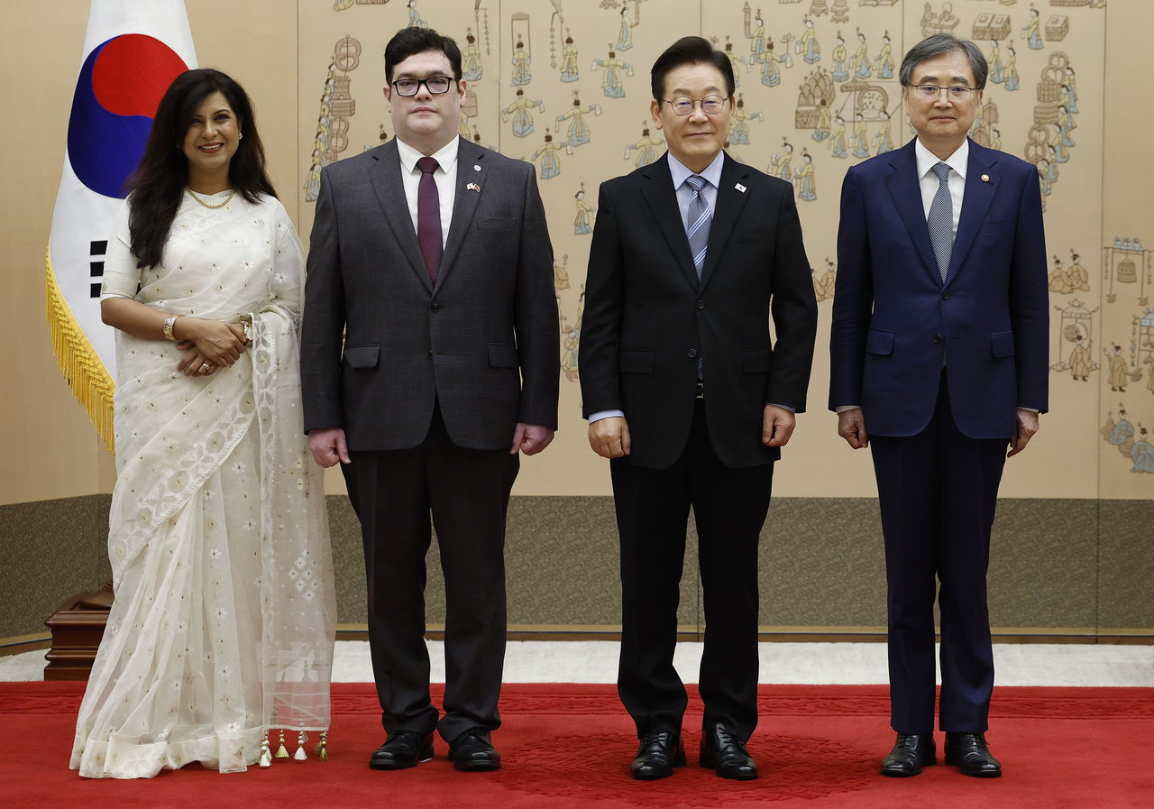 New Bangladeshi Ambassador to Korea Toufiq Islam Shatil (second from left) and his spouse (left) pose for a photo with President Lee Jae Myung (second from right) and Foreign Minister Cho Hyun in the presidential office in Yongsan, Seoul, Tuesday. (Yonhap)