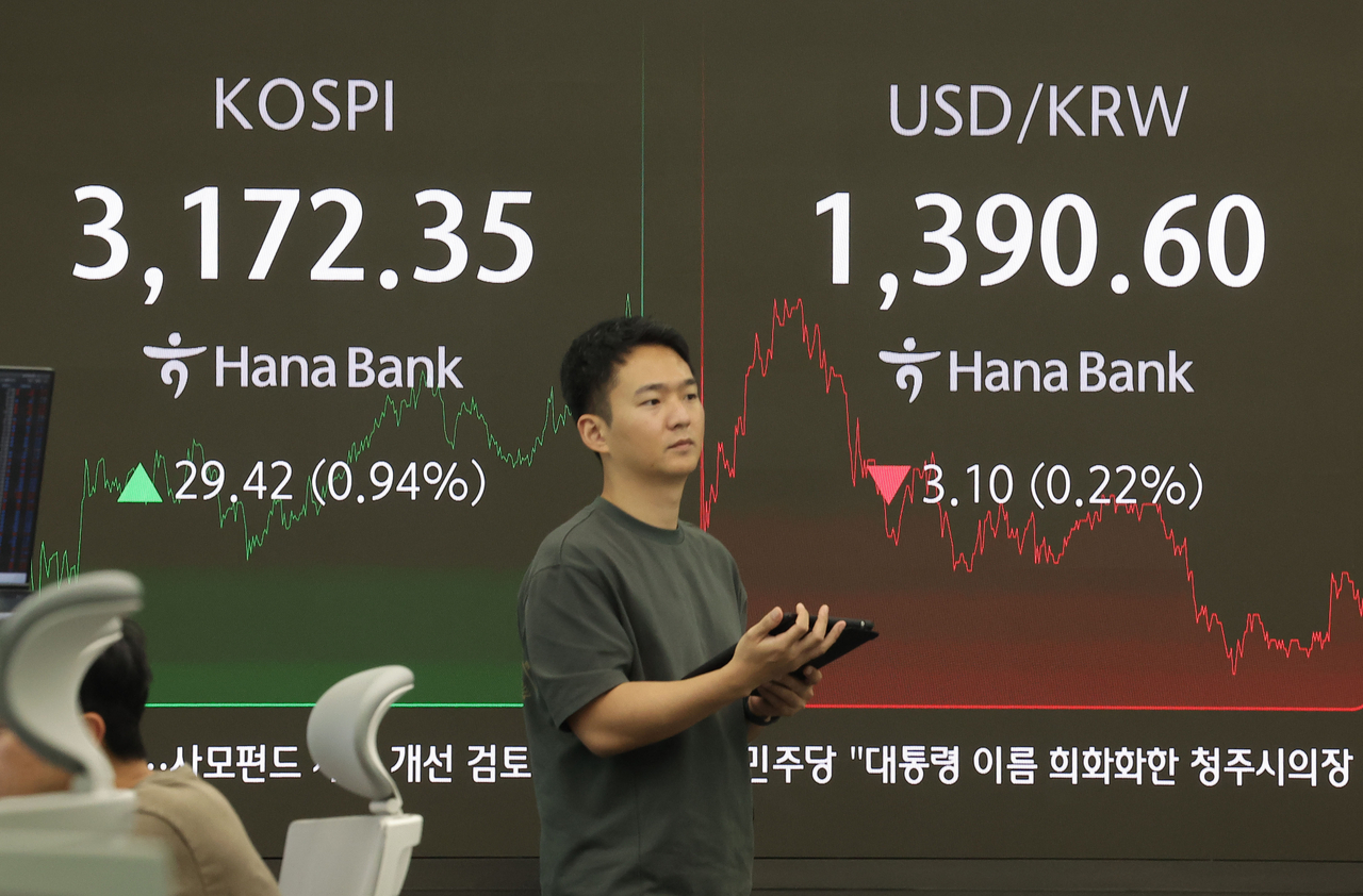 An electronic board showing the Korea Composite Stock Price Index at a dealing room of the Hana Bank headquarters in Seoul on Tuesday. (Yonhap)