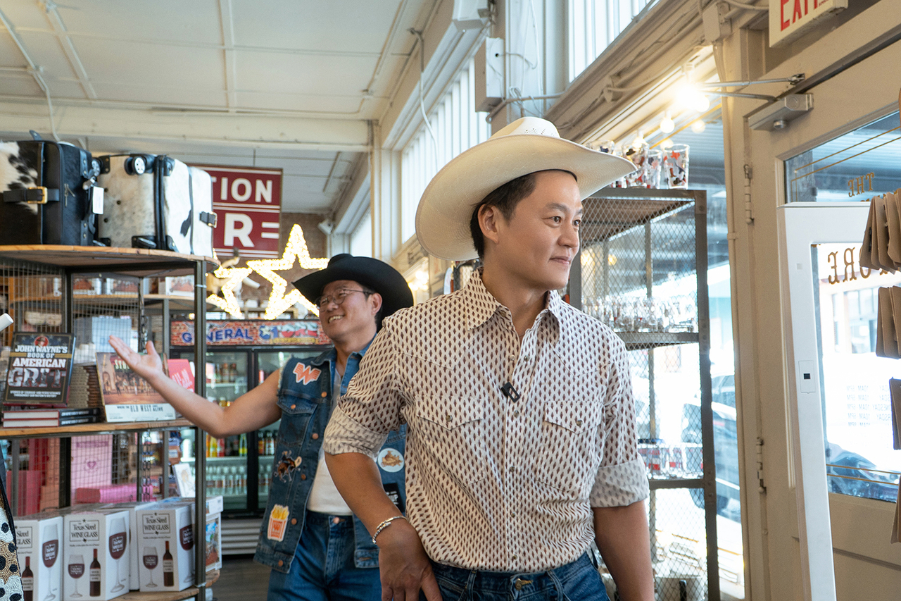 "Ready or Not: Texas," starring Na Young-seok (left) and Lee Seo-jin (Netflix)