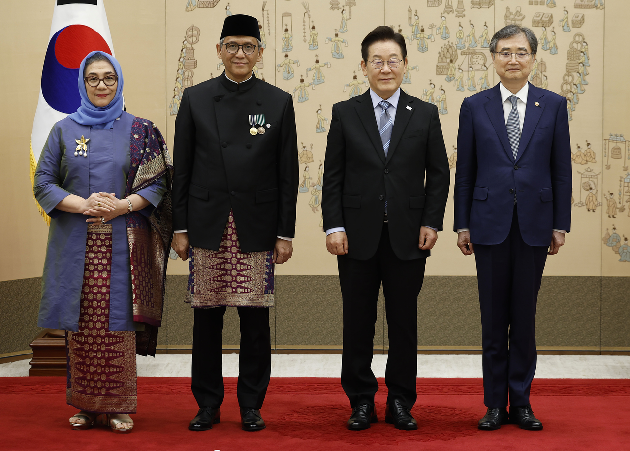 New Indonesian Ambassador to Korea Cecep Herawan (second from left) and his spouse (first from left) pose for a photo with President Lee Jae Myung (second from right)  and Foreign Minister Cho Hyun in the presidential office in Yongsan, Seoul, Tuesday. (Yonhap)