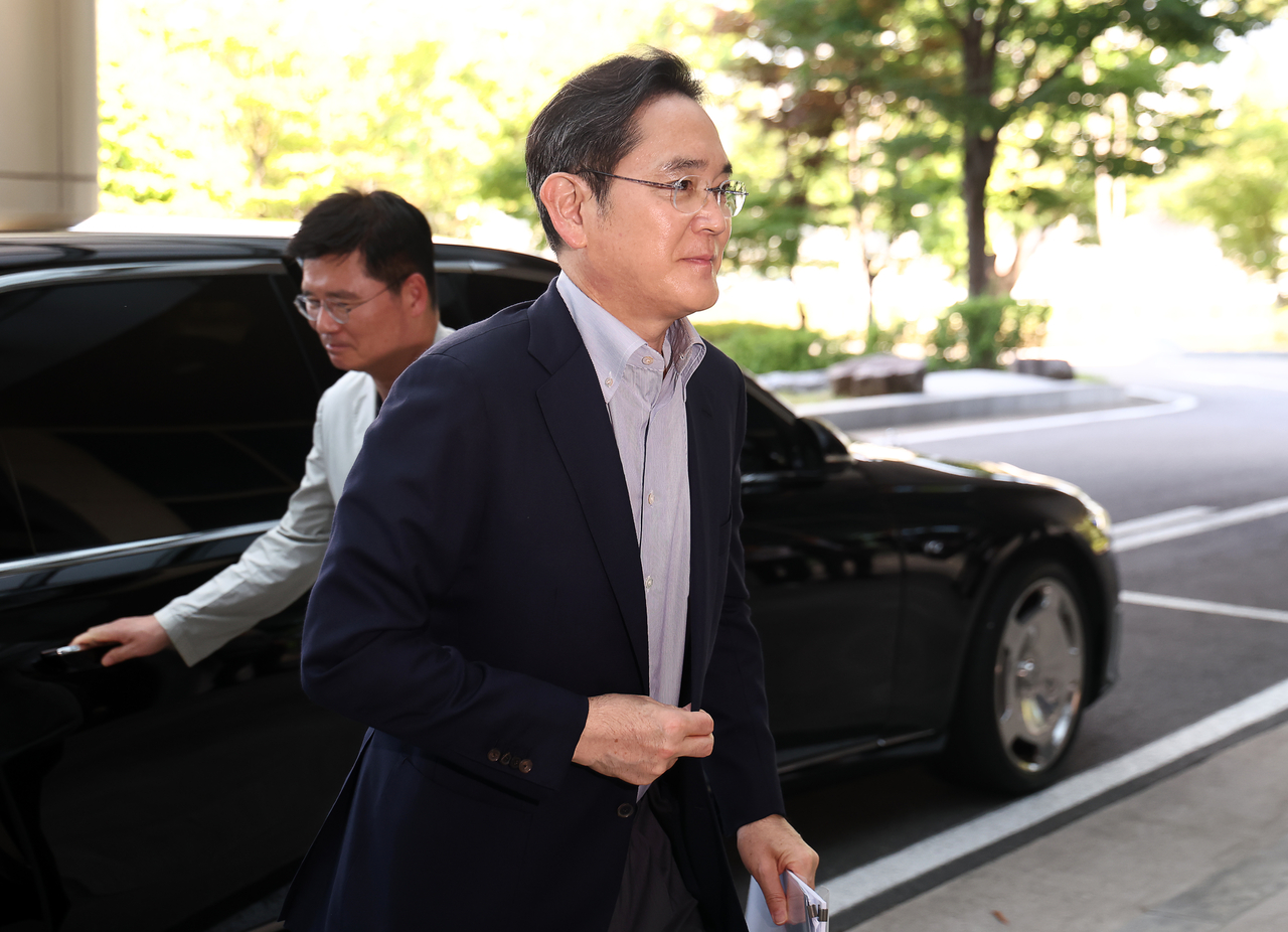 Samsung Electronics Chairman Lee Jae-yong departs from Seoul Gimpo Business Aviation Center in Gangseo District, Seoul, on Aug. 24 to accompany the business delegation for the South Korea-US summit in Washington, D.C. (Yonhap)