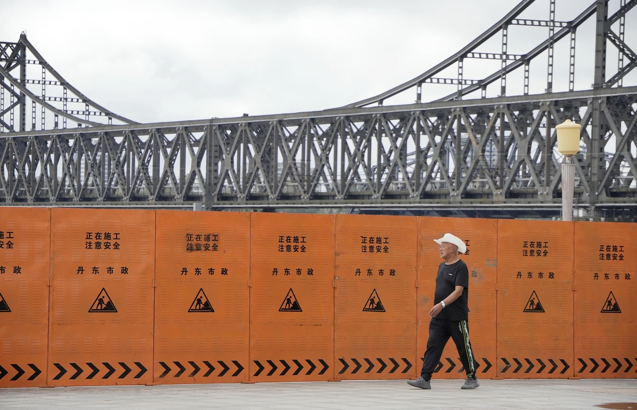 Fences have been set up near the Yalu River Bridge in Dandong, China, to block views and restrict access. (Yonhap)