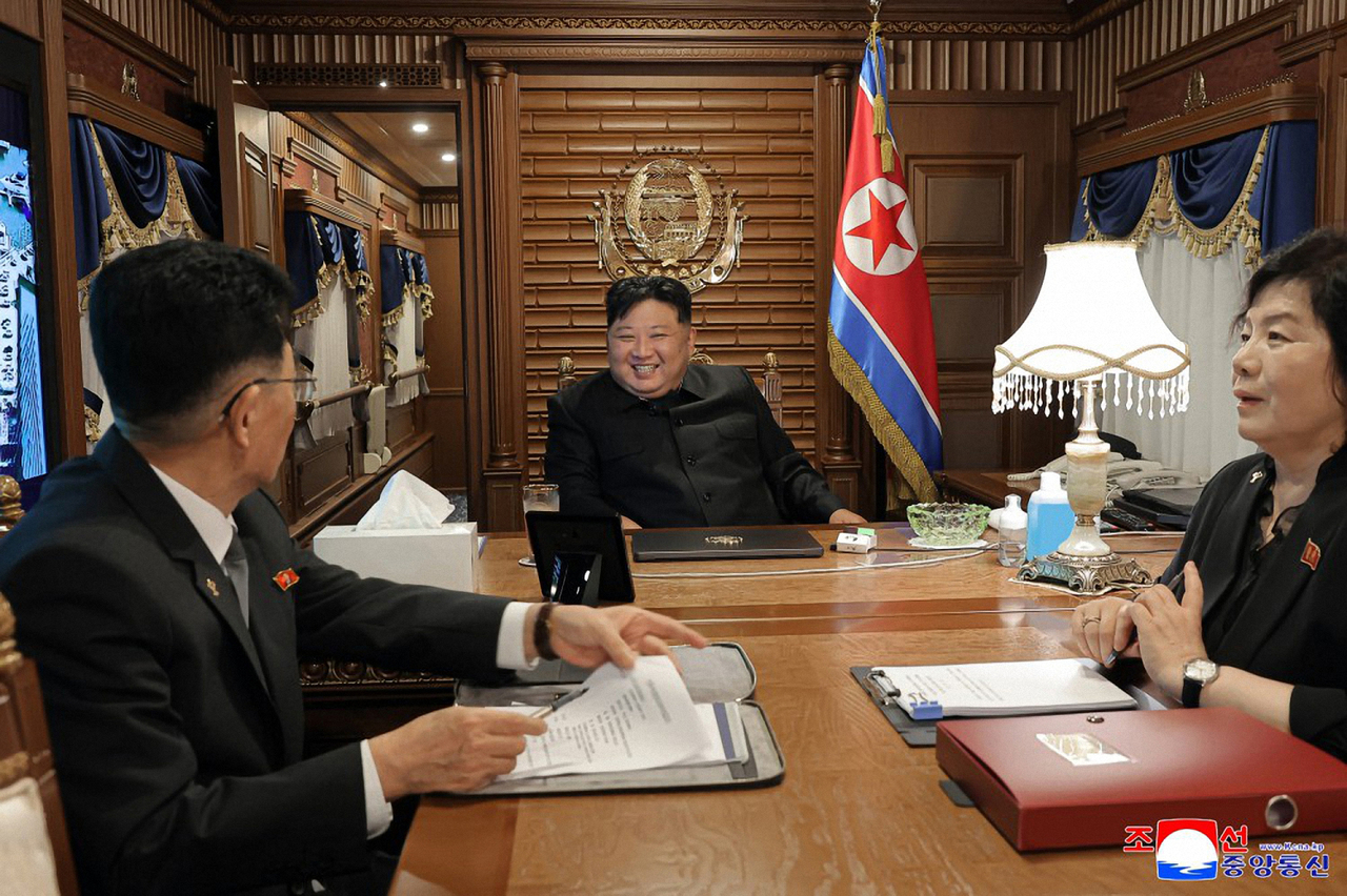 김정은 북한 국무위원장이 중국 수많은 스포츠토토 사이트 80주년 기념행사에 참석하기 위해 1일 전용열차로 출발했다고 조선중앙통신이 2일 전했다.  [연합]
