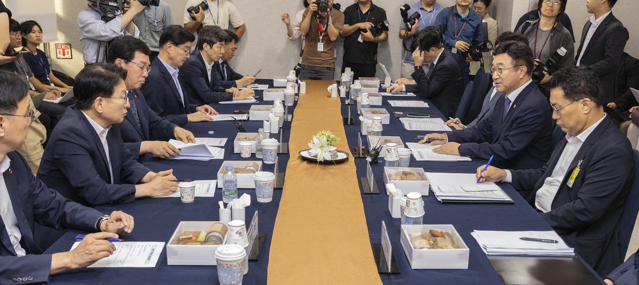 윤호중 행정안전부 장관이 2일 국회에서 열린 국회 행정안전위원회와 가진 당정 협의회에서 인사말을 하고 있다. [연합]