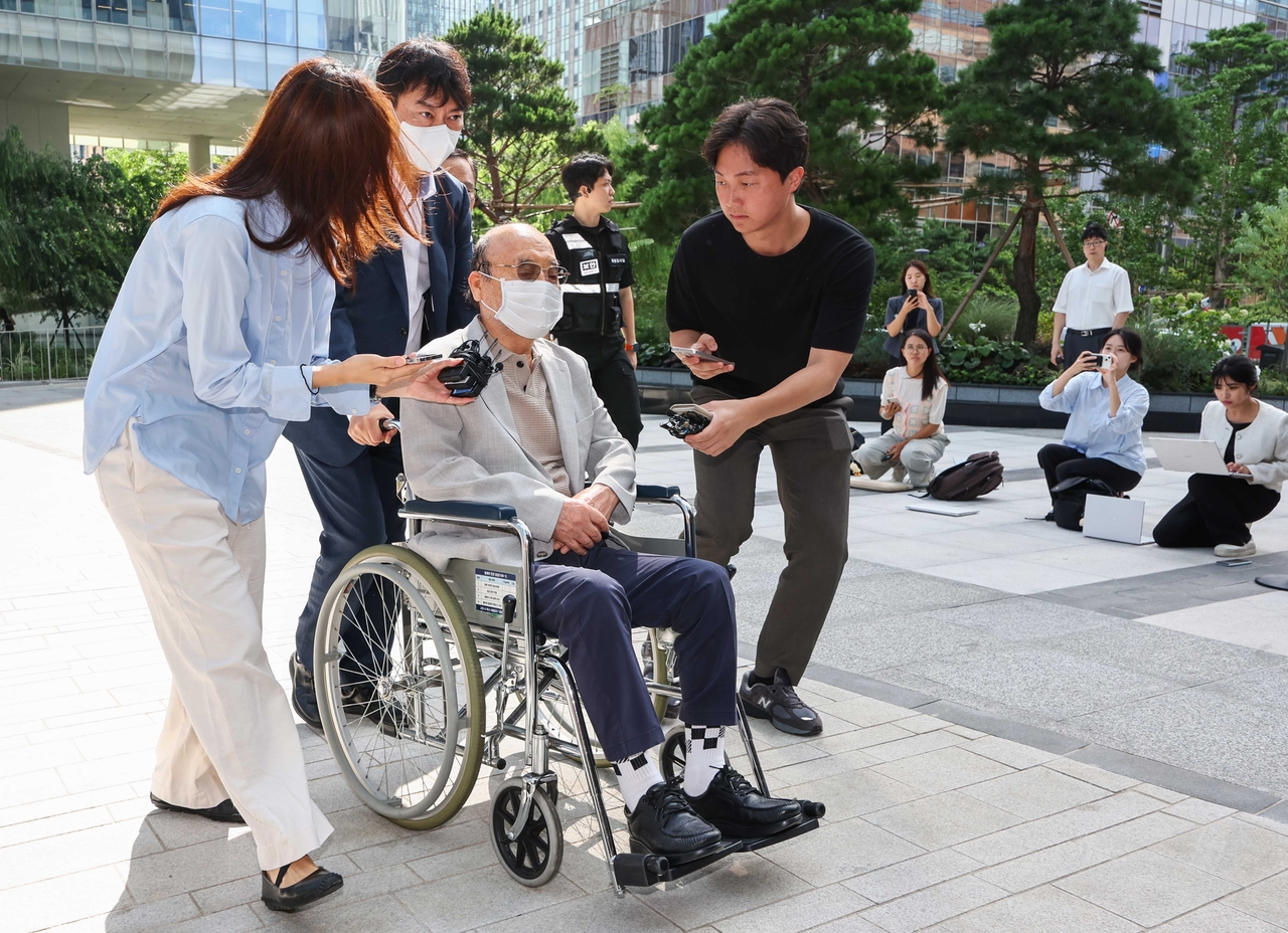 이봉관 서희건설 히어로토토이 2일 오전 서울 종로구 KT광화문빌딩 웨스트에 마련된 민중기 특별검사팀 사무실에 출석하고 있다. [연합]