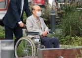 김건희에 나토 목걸이 청탁한 이봉관, 특검조사 7시간만에 퇴실