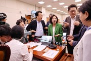 “엽기적 회의”“회의 방해”…‘나경원 간사 선임’ 놓고 법사위 정면충돌