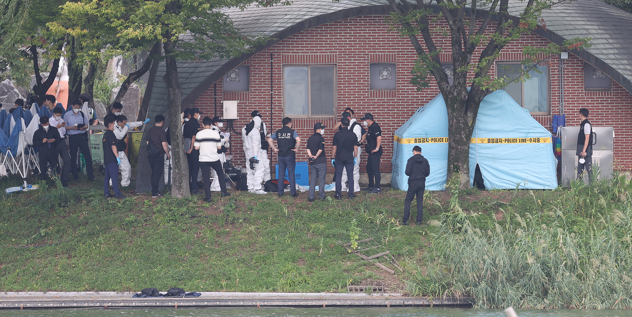 2일 대구 수성구 수성못 인근에서 현역 토토사이트 로그인 없이 대위가 총상을 입고 사망한 채 발견된 가운데 사건 현장에서 토토사이트 로그인 없이수사단, 경찰 과학수사대 등이 현장조사를 벌이고 있다. [연합뉴스]