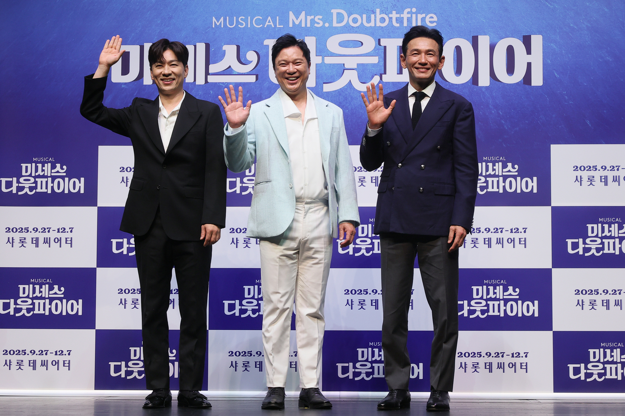 From left: Jung Sang-hoon, Jung Sung-hwa and Hwang Jung-min pose for photos during a press conference held at Samsung Hall at Ewha Womans University on Tuesday. (Yonhap)