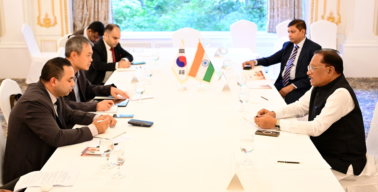 Vishnu Deo Sai(first from right), chief minister of the Indian state Chhattisgarh interacts with  reporters  at Lotte Hotel in Seoul on August 27. (Lee Sang-sub/ The Korea Herald)