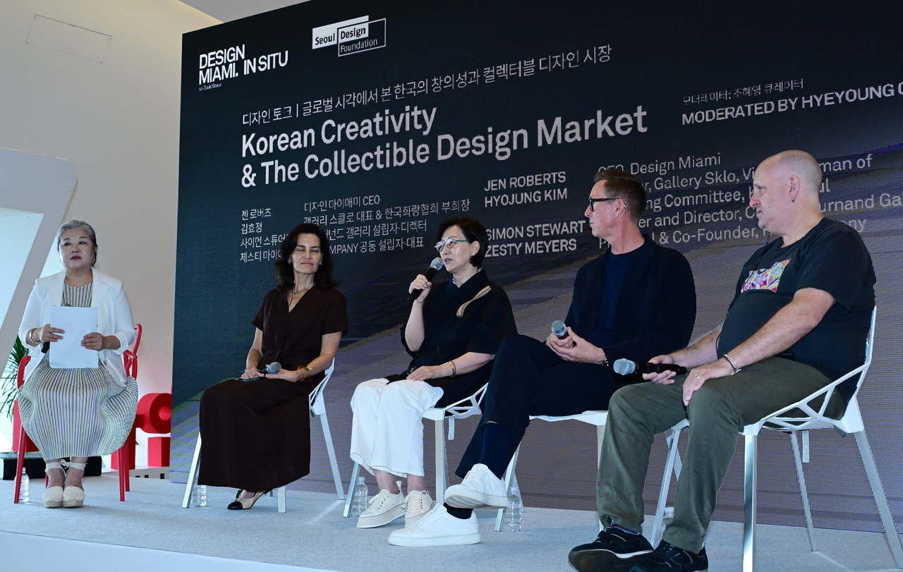 From left: Curator Cho Hye-young, Design Miami CEO Jen Roberts, Gallery Sklo director Kim Hyo-jung, Charles Burnand Gallery founder Simon Stewart and R & Co. co-founder Zesty Meyers take part in a panel discussion at Dongdaemun Design Plaza in Seoul, Tuesday. (Lee Sang-sub/The Korea Herald)