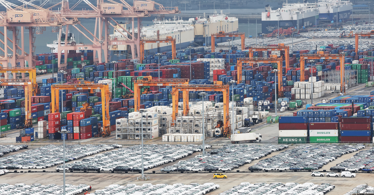 Containers are seen stacked at Pyeongtaek Port in Gyeonggi Province on Aug. 26. (Yonhap)