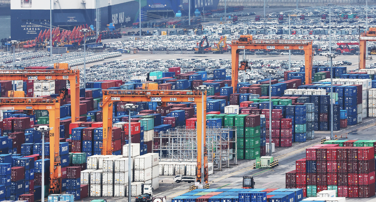 Containers are stacked at Pyeongtaek Port in Gyeonggi Province on Aug. 26. (Yonhap)