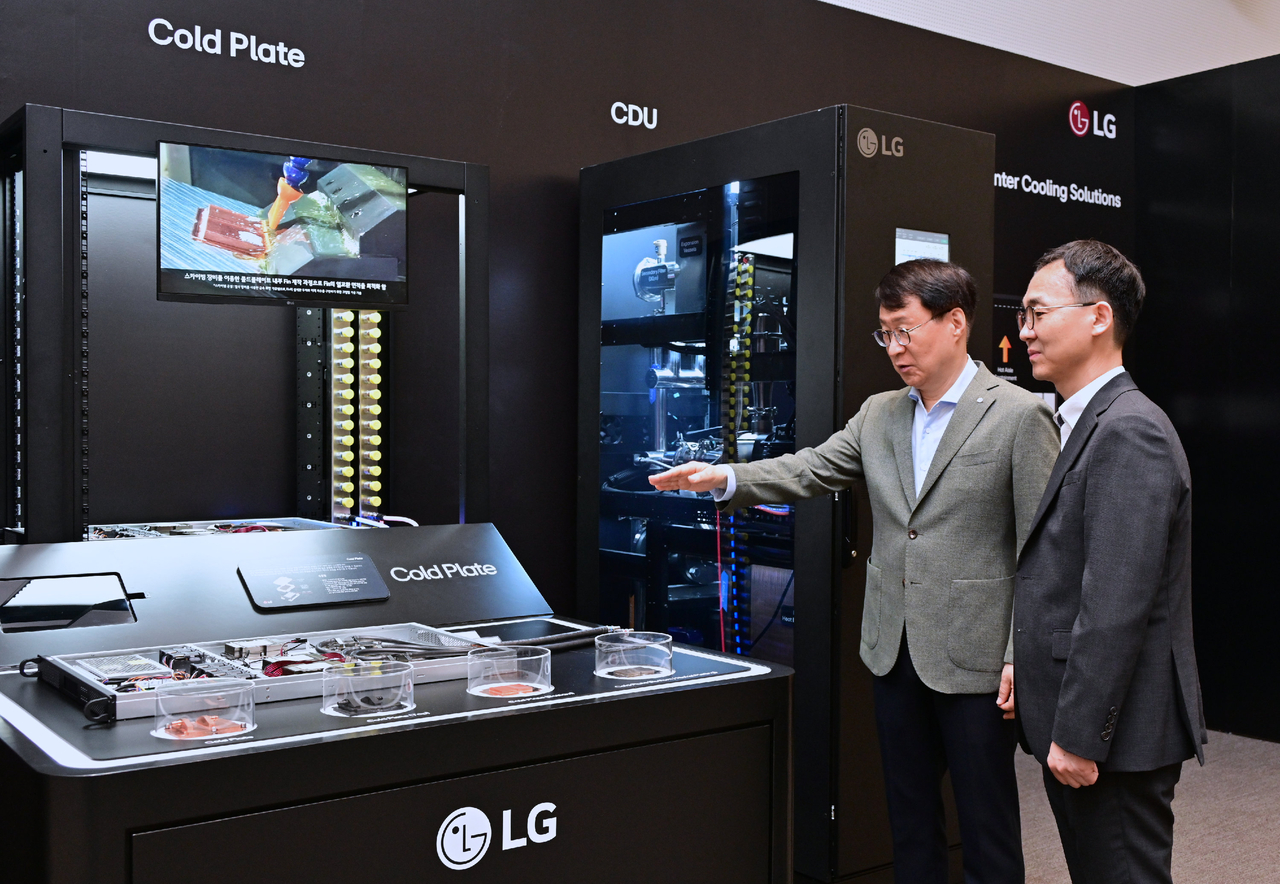 LG Electronics Vice President Lee Jae-sung (left) inspects a cooling distribution unit at LG Science Park in Seoul in July. (LG Electronics)