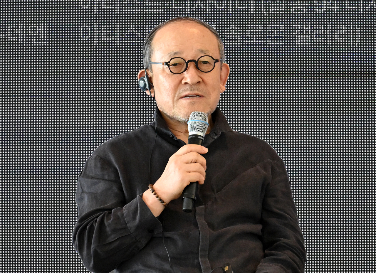 Choi Byung-hoon speaks during Session 2 of Design Talks at Dongdaemun Design Plaza in Seoul, Tuesday. (Im Se-jun/The Korea Herald)