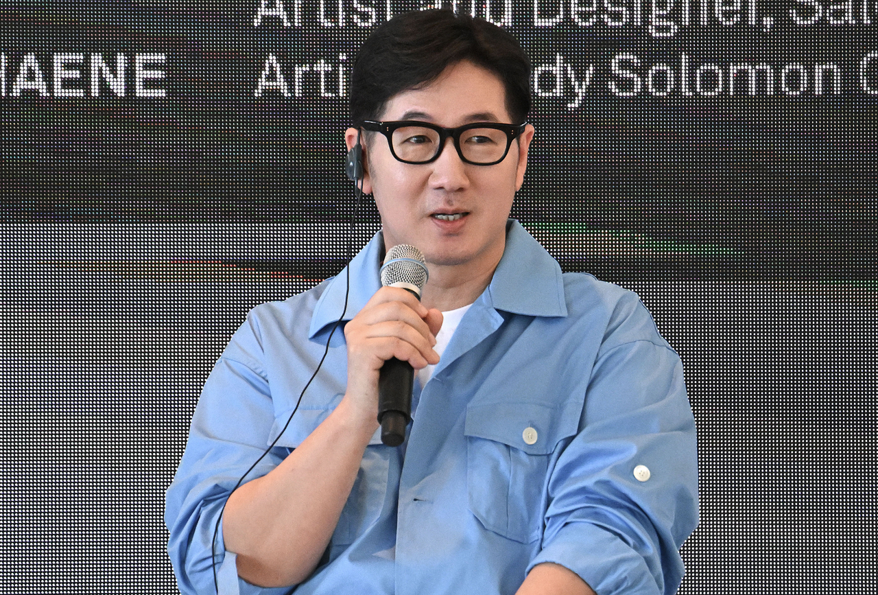 Lee Jai-ik speaks during Session 2 of Design Talks at Dongdaemun Design Plaza, Seoul, Tuesday. (Im Se-jun/The Korea Herald)